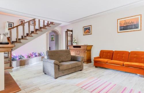 Vorno Appartement | Rustic Villetta with Garden, Pool and Parking
