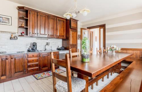 Vorno Appartement | Rustic Villetta with Garden, Pool and Parking