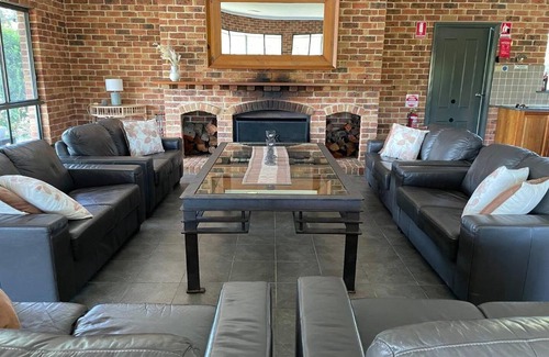 Lovedale Maison | Rustic Vineyard Retreat 6bed 6bth Pool