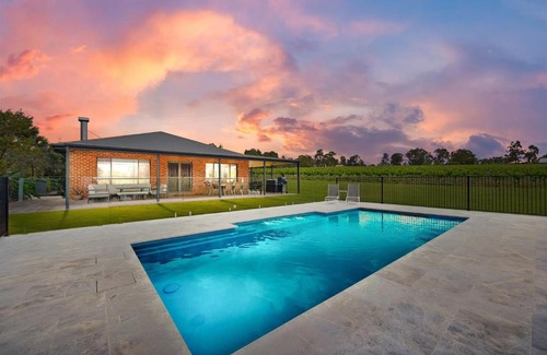 Lovedale Maison | Rustic Vineyard Retreat 6bed 6bth Pool