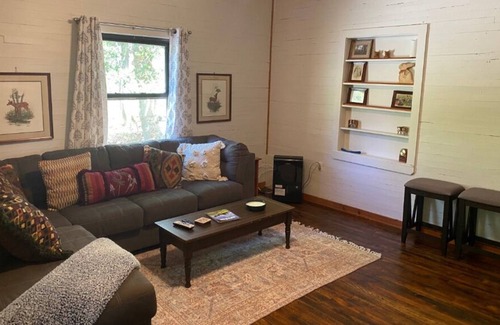 Fayetteville Maison | Rustic, yet modern Cabin Escape