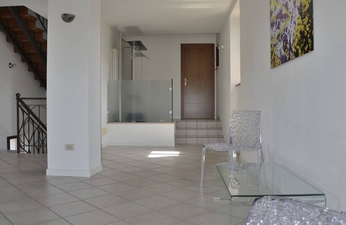 Caprino Veronese Maison | Maison rustique sur colline ensoleillée au centre de cultures agricoles