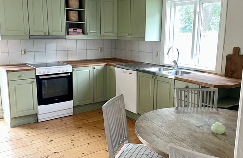 Ingelstad Appartement | Rustik Lägenhet Hem Nära Sjö och Natur med Värmande Karmin