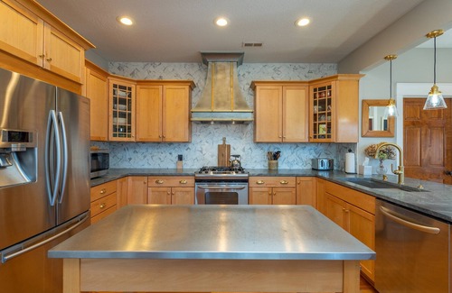 Fairview Maison | Rustling Ridge | Pet-Friendly, Hot Tub, Fire Pit & Views!