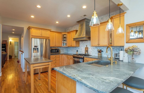 Fairview Maison | Rustling Ridge | Pet-Friendly, Hot Tub, Fire Pit & Views!