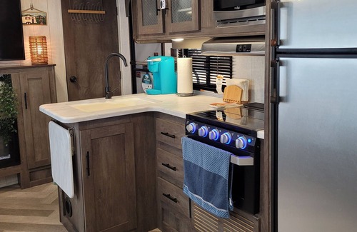 Eatonville Maison | RV Glamping in the Heart of Downtown Eatonville with a Mountain View