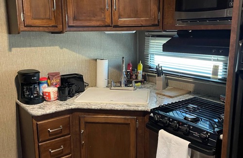 Fortuna Foothills Maison | RV in foothills located near stores. Smoking area with fire pit provided.