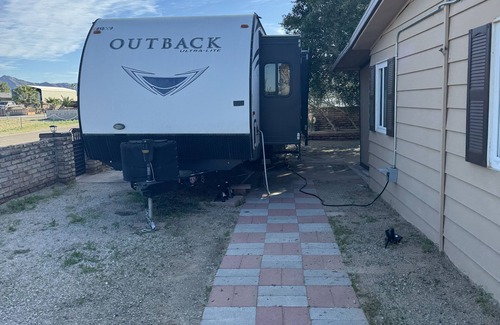 Fortuna Foothills Maison | RV in foothills located near stores. Smoking area with fire pit provided.