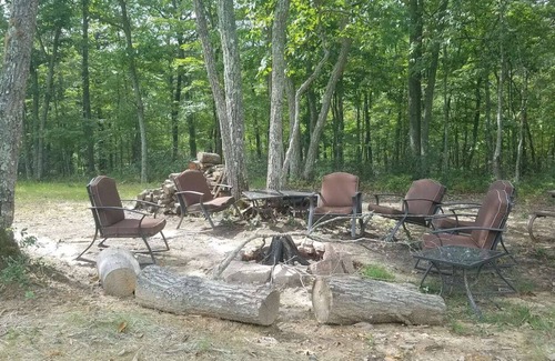 Blacksburg Location De VR | RV Site (B)w/ Full Hook Ups, 5 minutes from VT! Bring your Own RV & come stay!