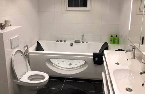 Almhult Municipality Villa | Rymligt, Strandnära Hus, 5 Sovrum, Bastu och Gym,