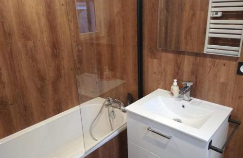 Balbigny Maison | Séjour au Jardin de Cupidon avec jacuzzi et sauna