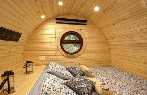 Mornand-en-Forez Maison | Séjour Authentique dans un Tonneau Viticole avec Piscine Chauffée et Mini-Ferme - FR-1-496-325