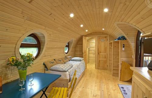 Mornand-en-Forez Maison | Séjour Authentique dans un Tonneau Viticole avec Piscine Chauffée et Mini-Ferme - FR-1-496-325