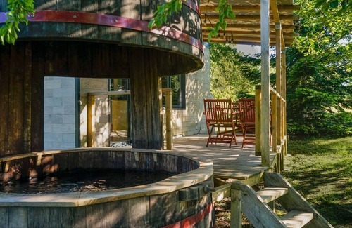Riocaud Cabine | Séjour détente dans une tiny house et son bain Bordelais