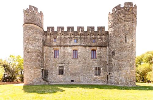 Castelnau-Valence Appartement | Séjour de Rêve au Château