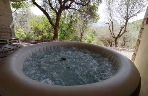 Contes Maison | Séjour en pleine nature, vue imprenable, jacuzzi