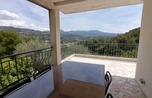 Contes Maison | Séjour en pleine nature, vue imprenable, jacuzzi