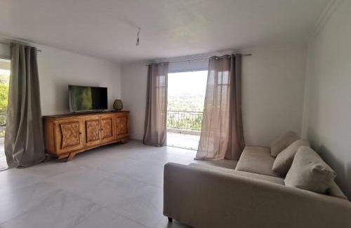 Contes Appartement | Séjour en pleine nature, vue imprenable, jacuzzi