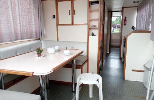 Chatillon en Bazois Location De Bateaux | Séjour insolite en bateau sur le canal à Châtillon-en-Bazois, 8 personnes - API-1-46-25