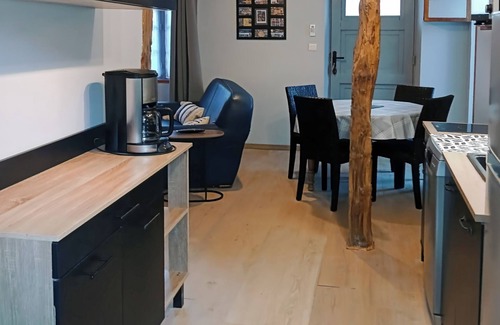 Le Bugue Maison | Séjournez au Gîte Üros: Terrasse avec spa, Parking privé, Proche des sites.