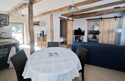 Le Bugue Maison | Séjournez au Gîte Üros: Terrasse avec spa, Parking privé, Proche des sites.