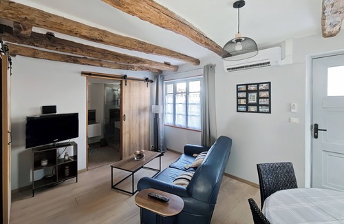 Le Bugue Maison | Séjournez au Gîte Üros: Terrasse avec spa, Parking privé, Proche des sites.