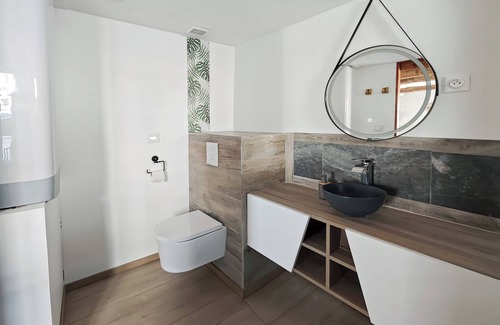 Le Bugue Maison | Séjournez au Gîte Üros: Terrasse avec spa, Parking privé, Proche des sites.