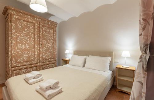 Sant' Ambrogio Appartement | S.Ambrogio Courtyard in Florence-hosted by Thinah