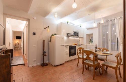 Sant' Ambrogio Appartement | S.Ambrogio Courtyard in Florence-hosted by Thinah