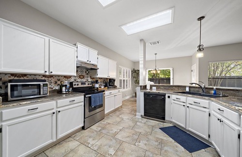 North San Antonio - SAT Maison | SA Golf Home Nr Six Flags | Wi-Fi | BBQ | Games