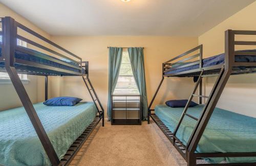 Live Oak Maison | SA Randolph New Braunfels Vacation home with King Bd Sleeps 10