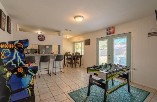 Live Oak Maison | SA Randolph New Braunfels Vacation home with King Bd Sleeps 10