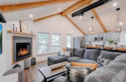 Center Conway Maison | Saco River Farmhouse, Riverfront Getaway in Conway! 10 Mins to Downtown!
