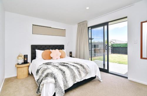 Christchurch Maison | Saddlers Lane - Christchurch Holiday Homes