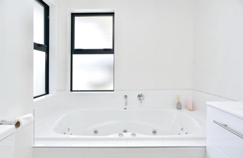 Christchurch Maison | Saddlers Lane - Christchurch Holiday Homes
