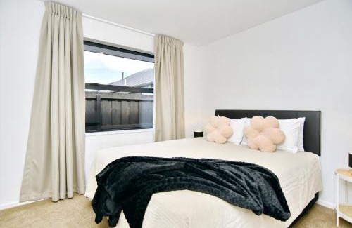 Christchurch Maison | Saddlers Lane - Christchurch Holiday Homes