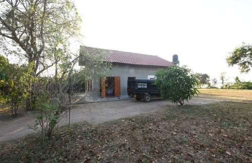 Puttalam Chalet De Ski | Safari Lodge by the lake/in a birding site