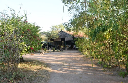 Puttalam Chalet De Ski | Safari Lodge by the lake/in a birding site