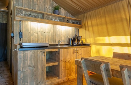 Arcen Maison | Belle tente safari avec salle de bain, dans un parc de vacances à De Maasduinen