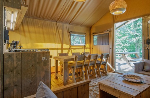 Arcen Maison | Belle tente safari avec salle de bain, dans un parc de vacances à De Maasduinen