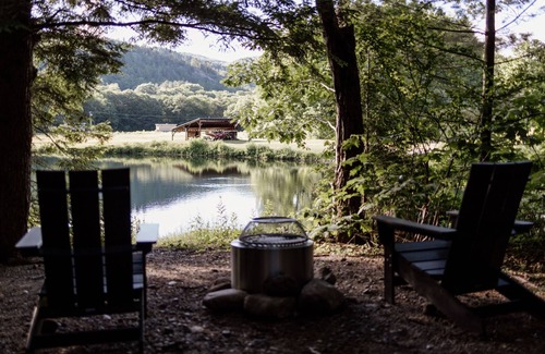 Thornton Location De VR | Safari Tent Site 6 | 1 Queen Bed & 1 Twin Bed | Pond View