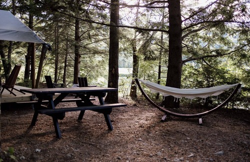 Thornton Location De VR | Safari Tent Site 6 | 1 Queen Bed & 1 Twin Bed | Pond View