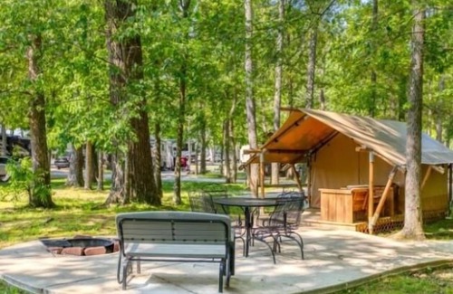 Manchester Cabine | Safari Tent - Unique Safari Tent with Comfy Furniture and a Full Bed!