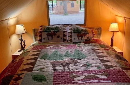 Manchester Cabine | Safari Tent - Unique Safari Tent with Comfy Furniture and a Full Bed!