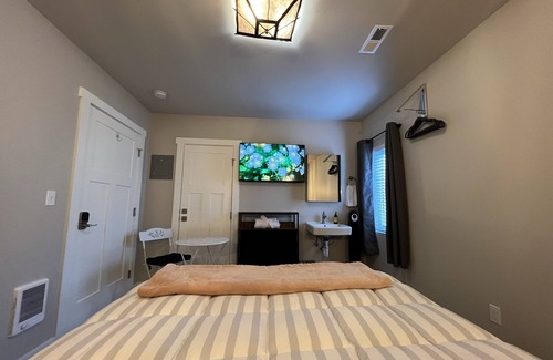 Mossyrock Hôtel | Safe Clean Room w/ AC + TV Wi-Fi Downtown by Lakes
