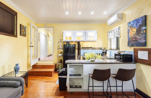 Nassau Appartement | Saffron Cottage est un appartement confortable. attaché à la maison principale avec entrée privée et terrasse.
