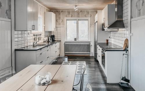 Fredriksberg Maison | Säfsen House Spacious updated home Close to the slopes!