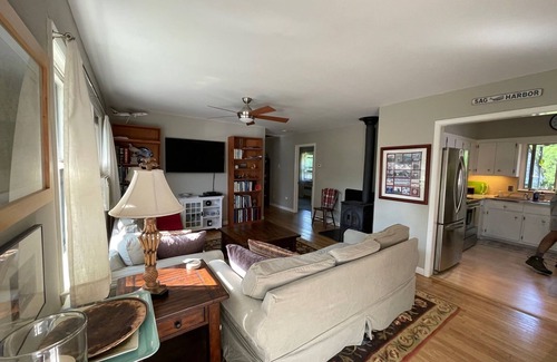 Sag Harbor Maison | Sag Harbor Village Private, 2-bedroom 60's ranch, 5 minute walk to Main Street
