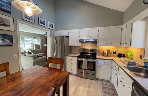 Sag Harbor Maison | Sag Harbor Village Private, 2-bedroom 60's ranch, 5 minute walk to Main Street