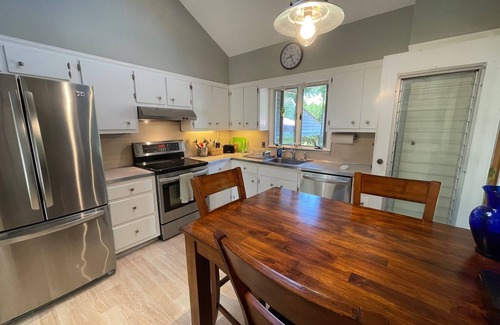 Sag Harbor Maison | Sag Harbor Village Private, 2-bedroom 60's ranch, 5 minute walk to Main Street